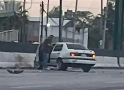 Choca contra muro por piso mojado