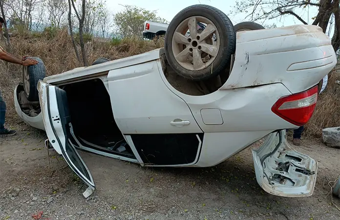 Conductor resulta herido en volcadura