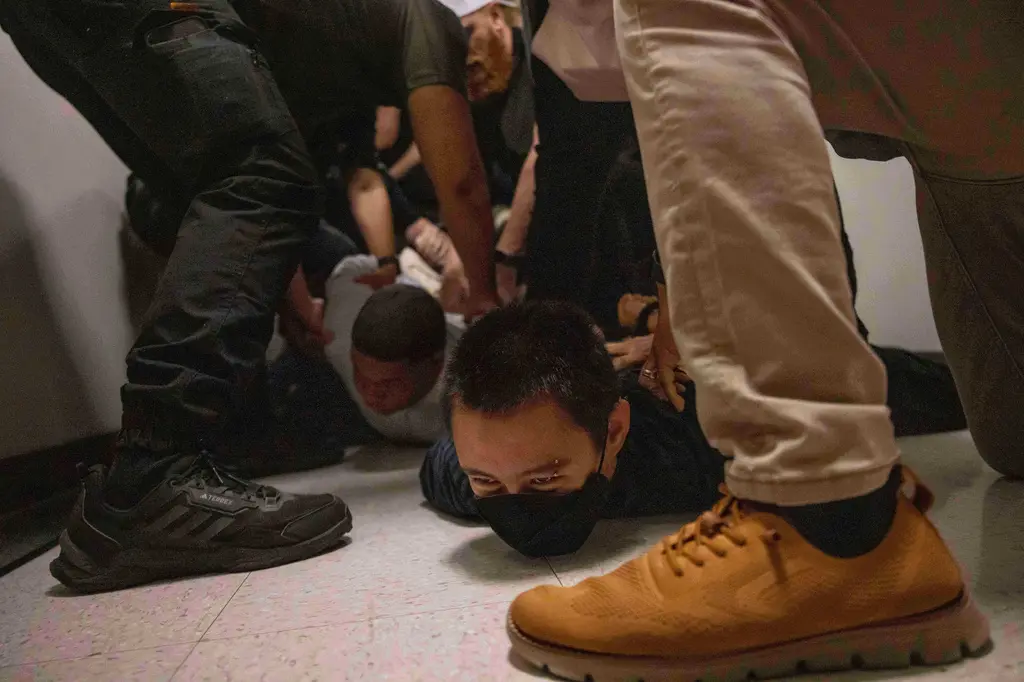 Juez federal prohíbe detenciones rutinarias en tribunales migratorios de Nueva York