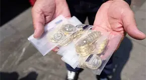 Largas filas por monedas mundialistas