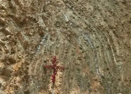 Obreros de Aquism&oacute;n hallan figura con apariencia de Virgen de Guadalupe