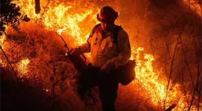 Ordenan evacuar a miles en California