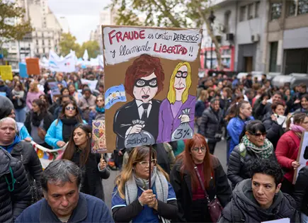 Protesta en Buenos Aires contra recorte en salud de Milei Protesta en Buenos Aires contra recorte en salud de Milei