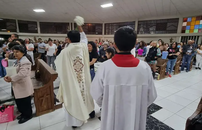 Sacerdotes acuden a retiros espirituales