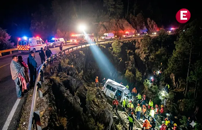 Se precipita camioneta con peregrinos a barranco