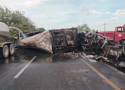 Tr&aacute;iler con carne vuelca y se incendia en la Valles-Tampico