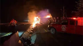 Tr&aacute;iler vuelca y arde en libramiento Tamu&iacute;n–Valles