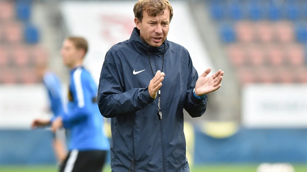 UEFA sanciona a Petr Vlachovsky por grabar jugadoras en vestuario