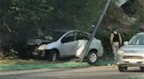 Versa choca contra poste en el R&iacute;o Santiago