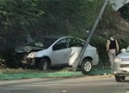 Versa choca contra poste en el R&iacute;o Santiago