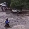 Video | Intenta cruzar el río en moto y se lo lleva corriente Video | Intenta cruzar el río en moto y se lo lleva corriente