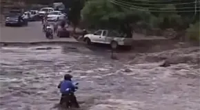 Video | Intenta cruzar el río en moto y se lo lleva corriente