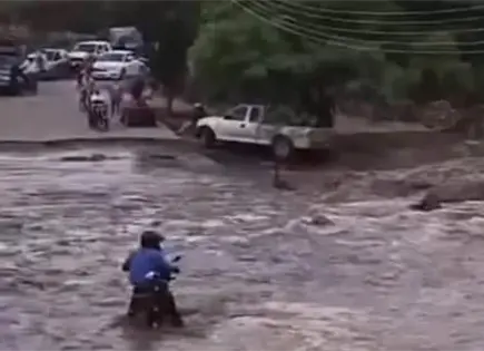 Video | Intenta cruzar el r&iacute;o en moto y se lo lleva corriente