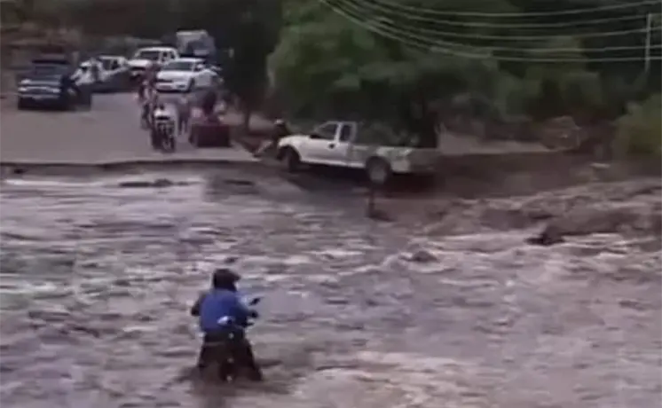 Video | Intenta cruzar el r&iacute;o en moto y se lo lleva corriente