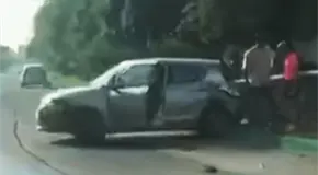 Estrellan vehículo en un muro del Río Santiago