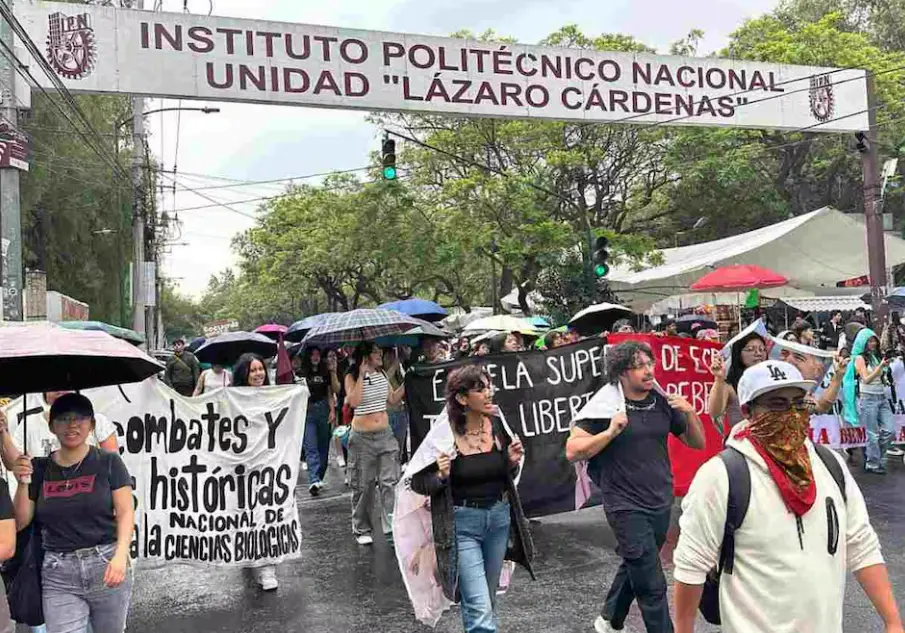 Estudiantes del IPN bloquean Circuito Interior en CDMX