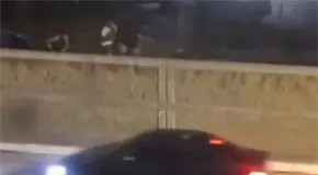 Jóvenes lanzan piedras a autos en Río Santiago