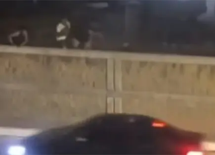Jóvenes lanzan piedras a autos en Río Santiago Jóvenes lanzan piedras a autos en Río Santiago