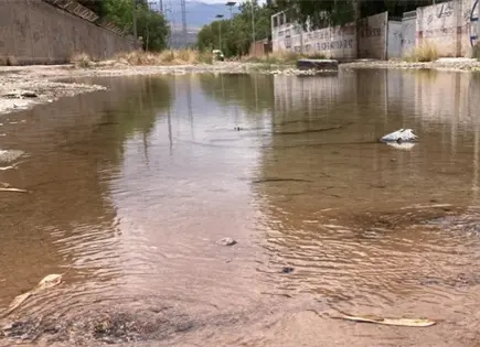 Tres fugas de agua mantienen anegado el Eje 120 de ZI