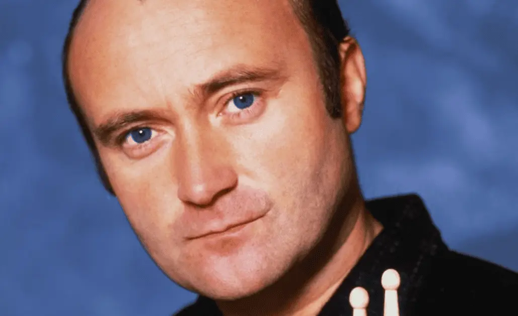 Phil Collins reaparece en muletas tras hablar de su deterioro físico
