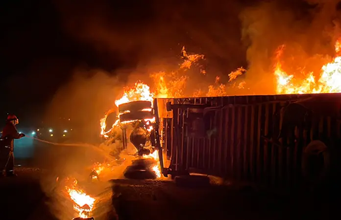 Trailero se salva tras volcadura e incendio