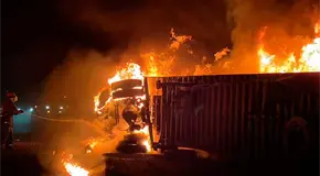 Trailero se salva tras volcadura e incendio