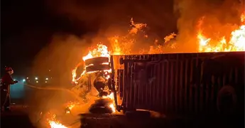 Trailero se salva tras volcadura e incendio