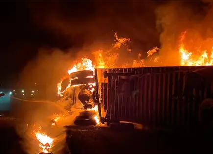 Trailero se salva tras volcadura e incendio Trailero se salva tras volcadura e incendio