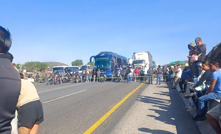 Bloquean carretera en Mexquitic por fuga de aguas negras