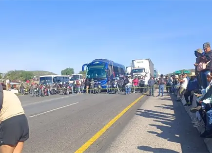 Bloquean carretera en Mexquitic por fuga de aguas negras Bloquean carretera en Mexquitic por fuga de aguas negras