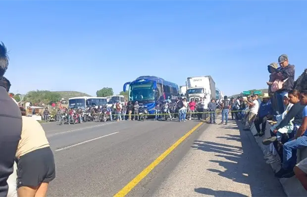 Bloquean carretera en Mexquitic por fuga de aguas negras Bloquean carretera en Mexquitic por fuga de aguas negras