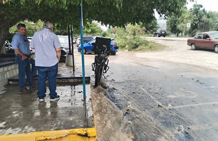 Desabasto de agua por enorme fuga