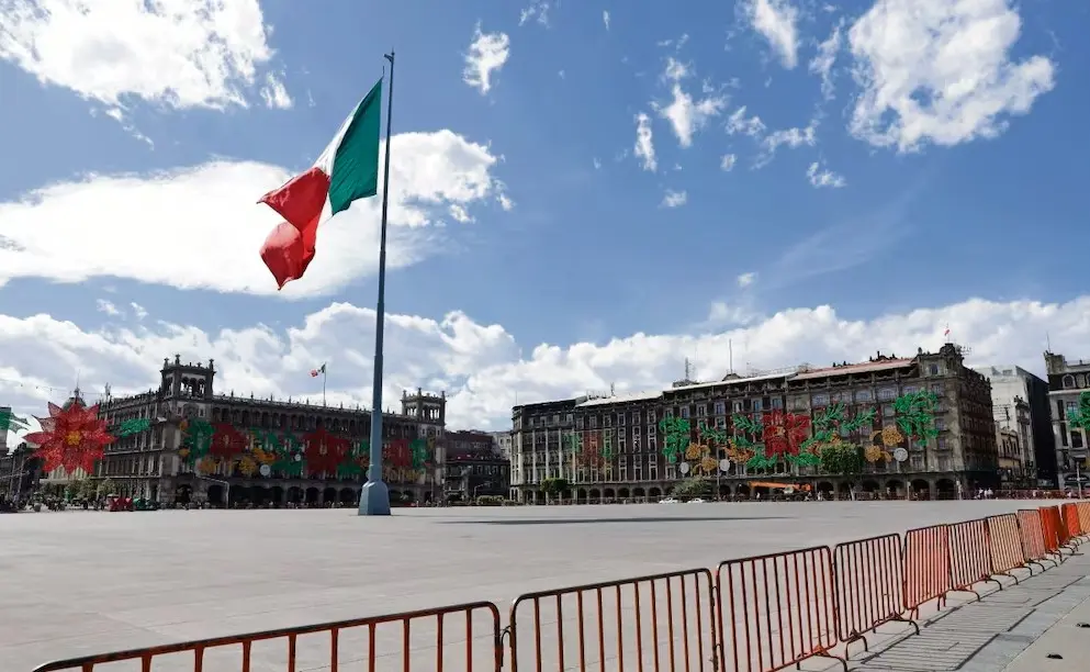 Economía mexicana tropieza menos, pero sigue en rojo