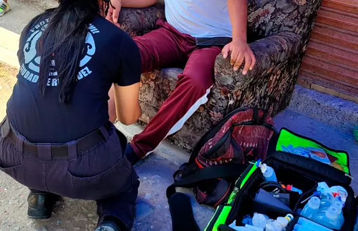 Estudiante choca su moto contra camioneta