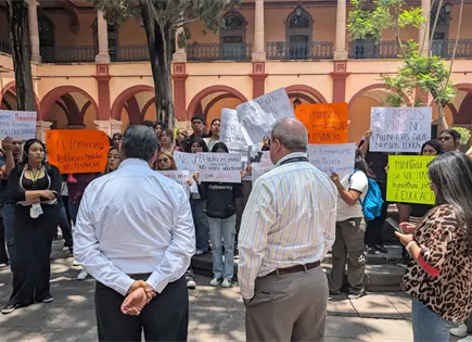 Estudiantes de Criminología se manifiestan en Edificio Central de la UASLP Estudiantes de Criminología se manifiestan en Edificio Central de la UASLP