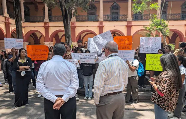 Estudiantes de Criminolog&iacute;a se manifiestan en Edificio Central de la UASLP