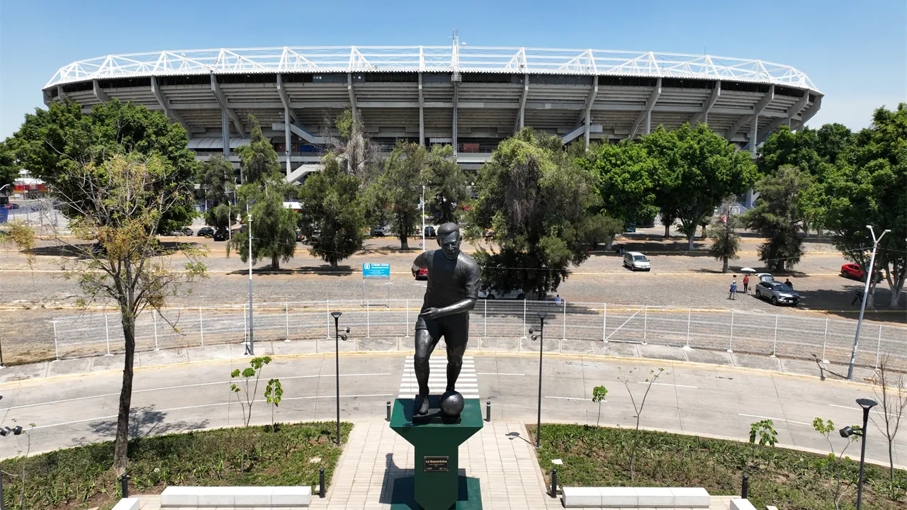 Guadalajara devela estatua de Pelé en Plaza Brasil