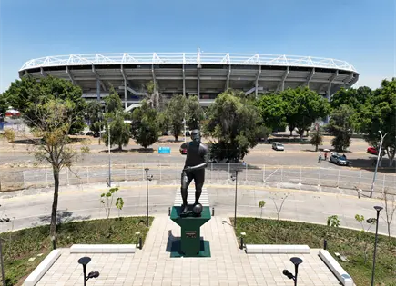 Guadalajara devela estatua de Pelé en Plaza Brasil Guadalajara devela estatua de Pelé en Plaza Brasil