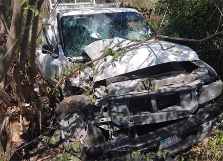 Hombre queda grave tras accidente en carretera de Tamuín Hombre queda grave tras accidente en carretera de Tamuín
