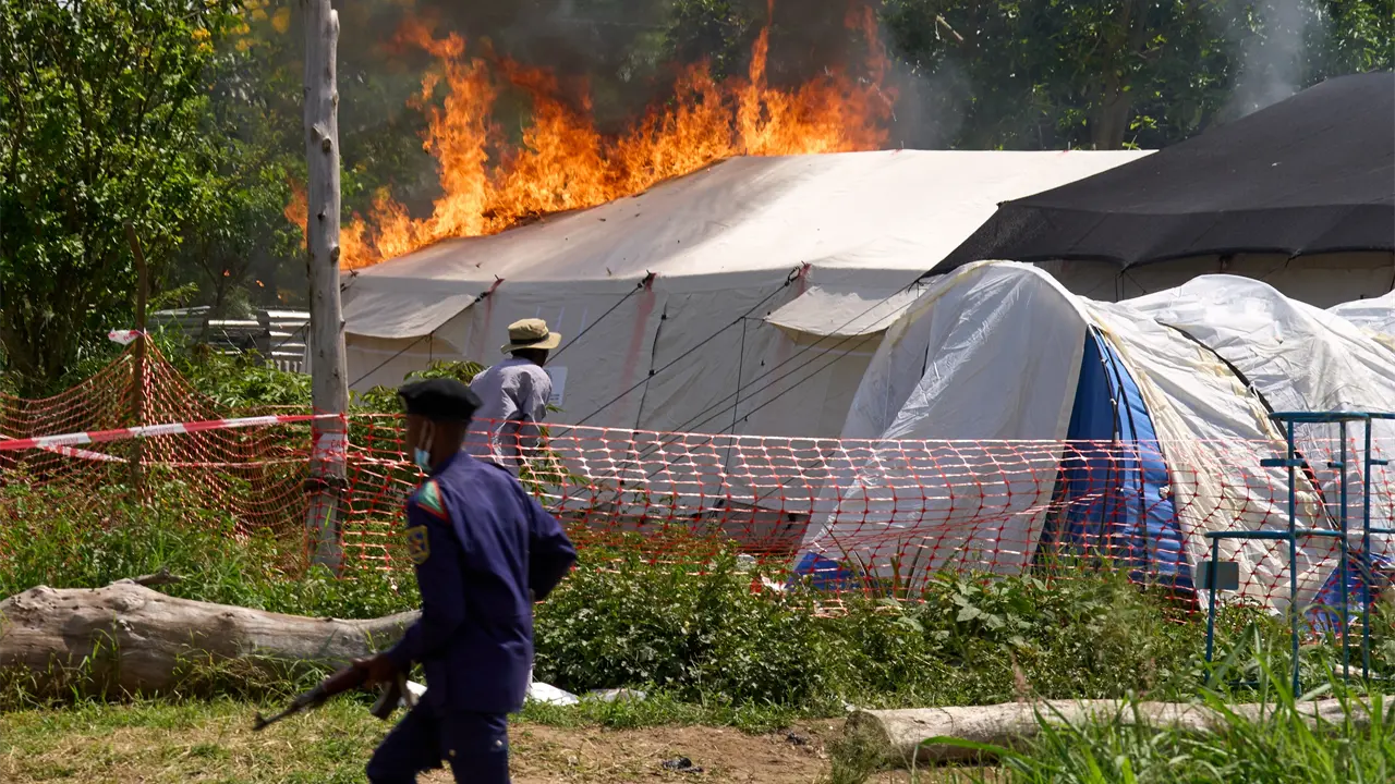 Incendian centro de ébola en Rwampara por disputa de cuerpo