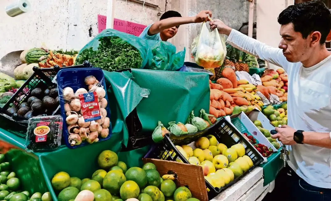 Inflación afloja, pero sigue golpeando al bolsillo