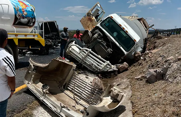Chocan vehículos pesados en la ´57