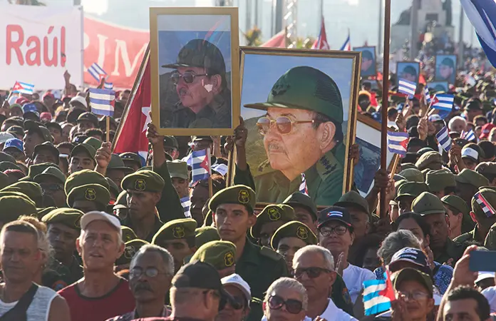 Cubanos dan su apoyo a Castro