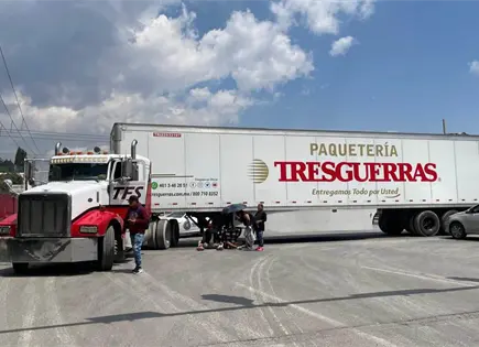 Trailero causa choque con  motociclistas en Industrias