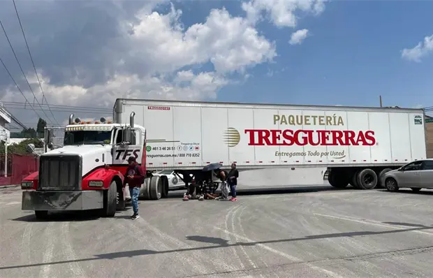 Trailero causa choque con motociclistas en Industrias Trailero causa choque con motociclistas en Industrias