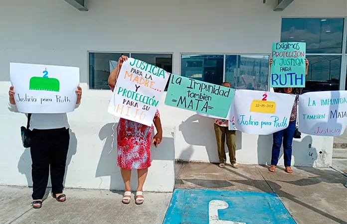 Mujer se manifiesta en Centro Integral de Justicia
