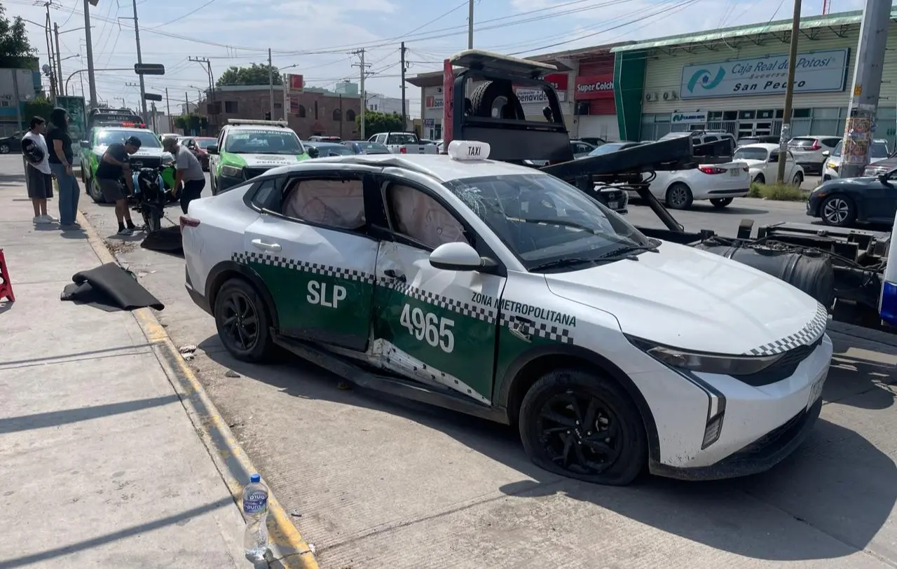 Taxista provoca choque con motociclista en Soledad