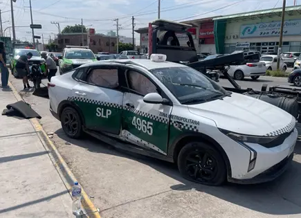 Taxista provoca choque con motociclista en Soledad