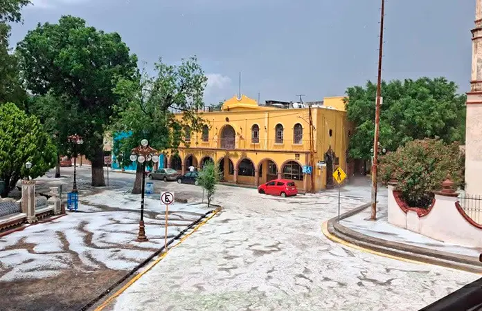 Tormenta con granizada causa muchos daños