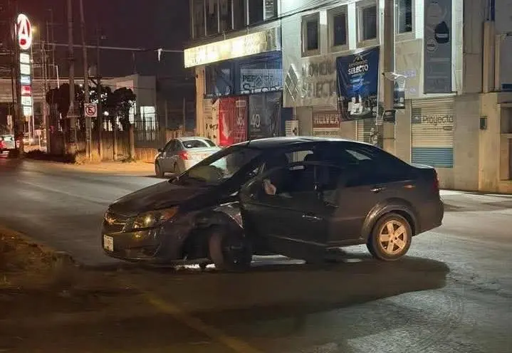 Choca contra objeto fijo y abandona vehículo en avenida José de Gálvez